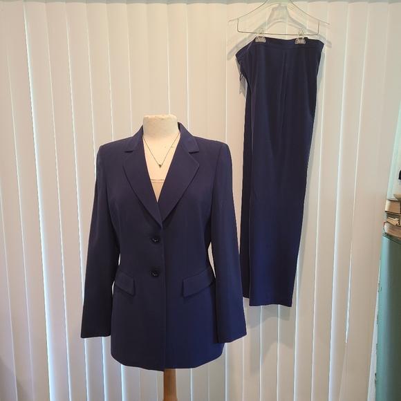 Navy blue Anne Klein suit - Picture 1 of 3
